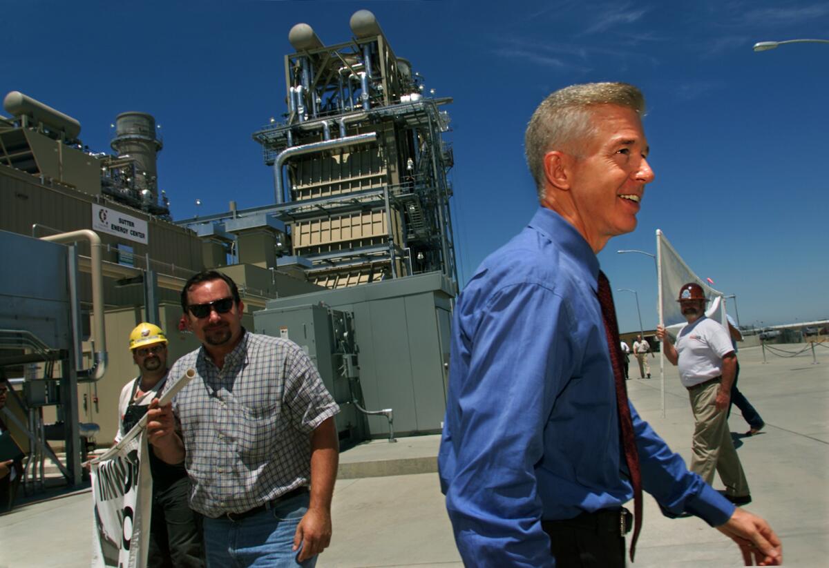 El ex gobernador de California, Gray Davis durante la apertura del Proyecto del Centro de Energía Sutter de 540 megavatios en el Condado de Sutter, California (al sur de Yuba City). "Proporcionará suficiente energía para alimentar 540.000 hogares", dijo Davis. "Estamos construyendo más plantas eléctricas en California que nunca, nuestra meta es hacer que la energía de California sea autosuficiente, no va a pasar de la noche a la mañana, pero estamos haciendo progresos reales". La planta de energía, propiedad de Calpine Corp., es la mayor planta de energía autorizada por el estado para abrir desde que la Comisión de Energía de California comenzó a permitir plantas en l976.