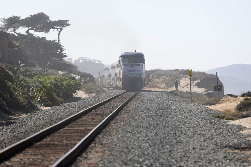 SAN DIEGO, CA - OCTOBER 12: A Coaster train heads north along the bluffs in Del Mar on Tuesday, Oct. 12, 2021. A fence is being proposed by North County Transit District along the tracks in Del Mar. (K.C. Alfred / The San Diego Union-Tribune)