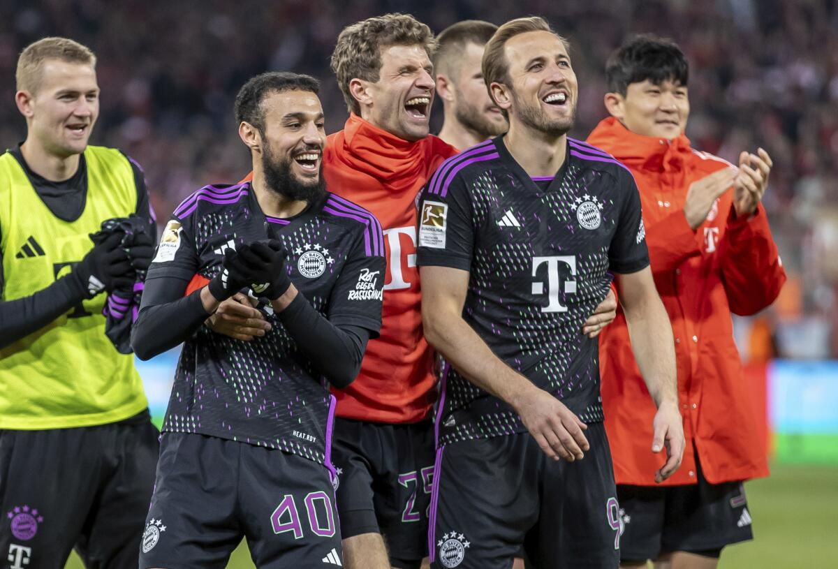 Noussair Mazraoui, Thomas Müller y Harry Kane del Bayern Munich 