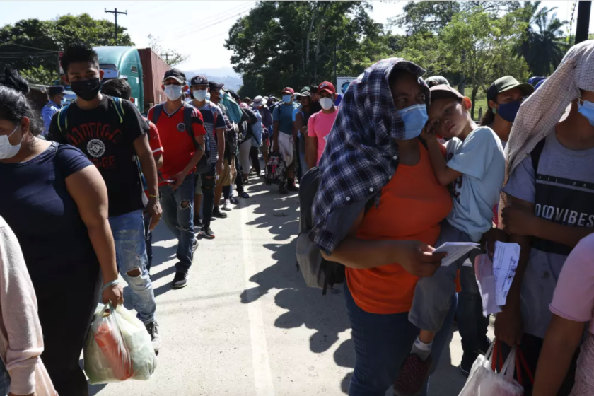 ARCHIVO. - Migrantes que forman parte de una caravana