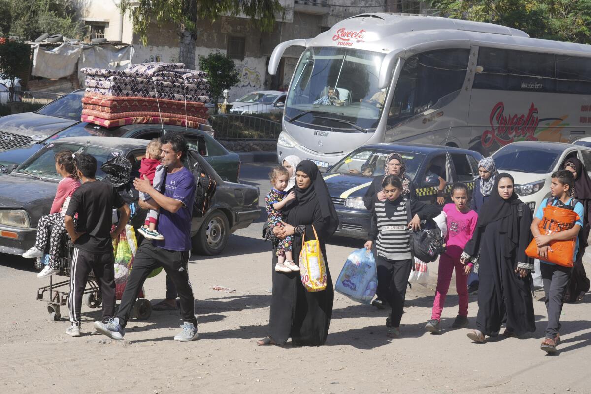 Palestinos huyen hacia el sur de la Franja de Gaza el viernes 13 de octubre de 2023, 