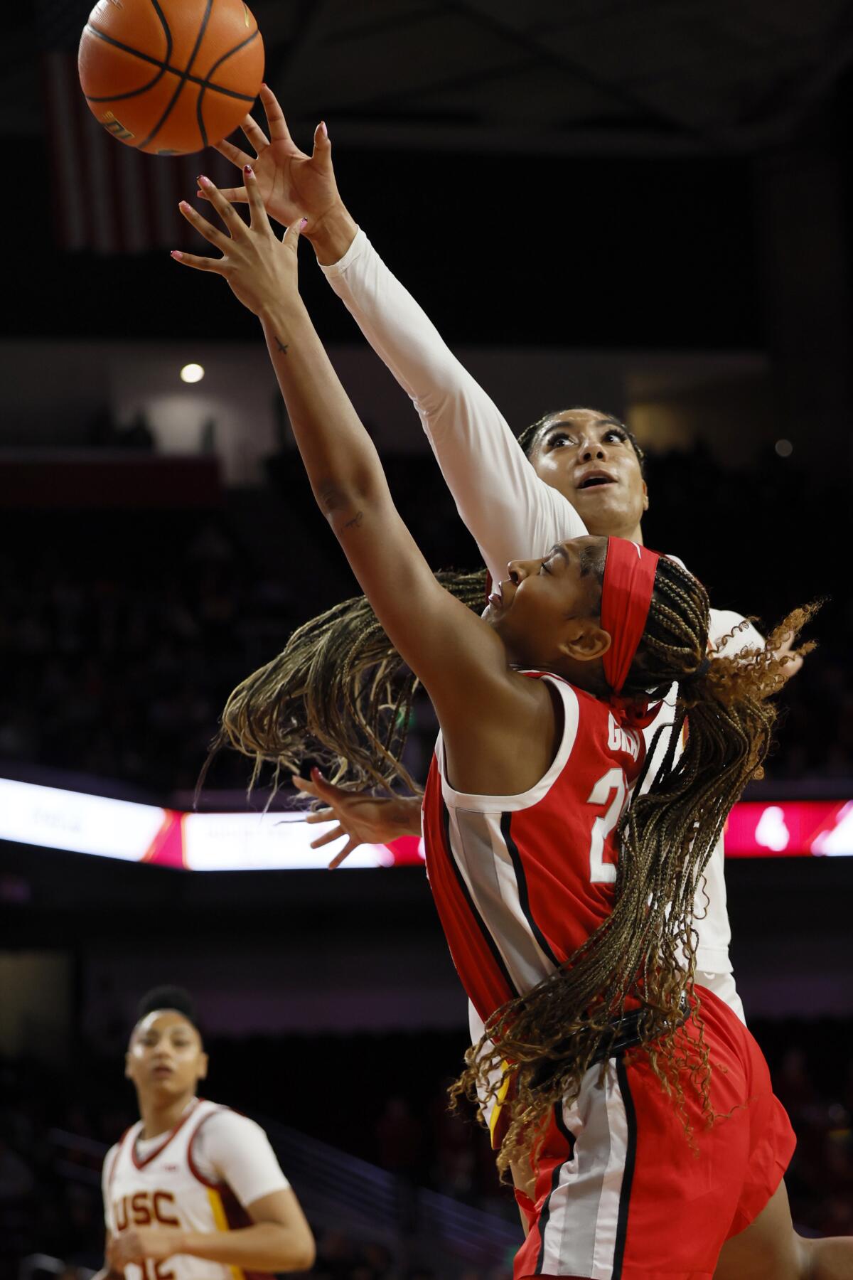 কিকি আইরিয়াফেন ইউএসসিকে ওআইওতে কঠোর জুজু ওয়াটকিন্স নাইটকে কাটিয়ে উঠতে সহায়তা করে কিকি আইরিয়াফেন ইউএসসিকে ওআইওতে কঠোর জুজু ওয়াটকিন্স নাইটকে কাটিয়ে উঠতে সহায়তা করে