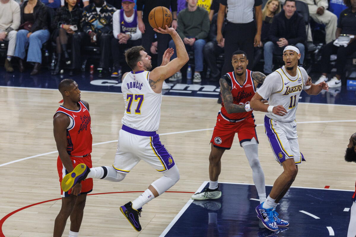 Luka Dončić attacks the Clippers in a Lakers uniform