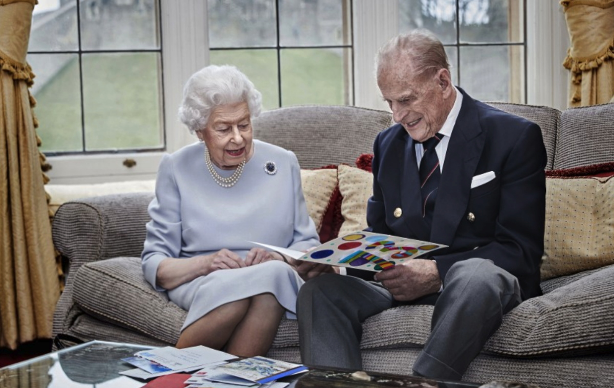 En esta imagen difundida el 19 de noviembre de 2020, la reina Isabel II y el príncipe Felipe