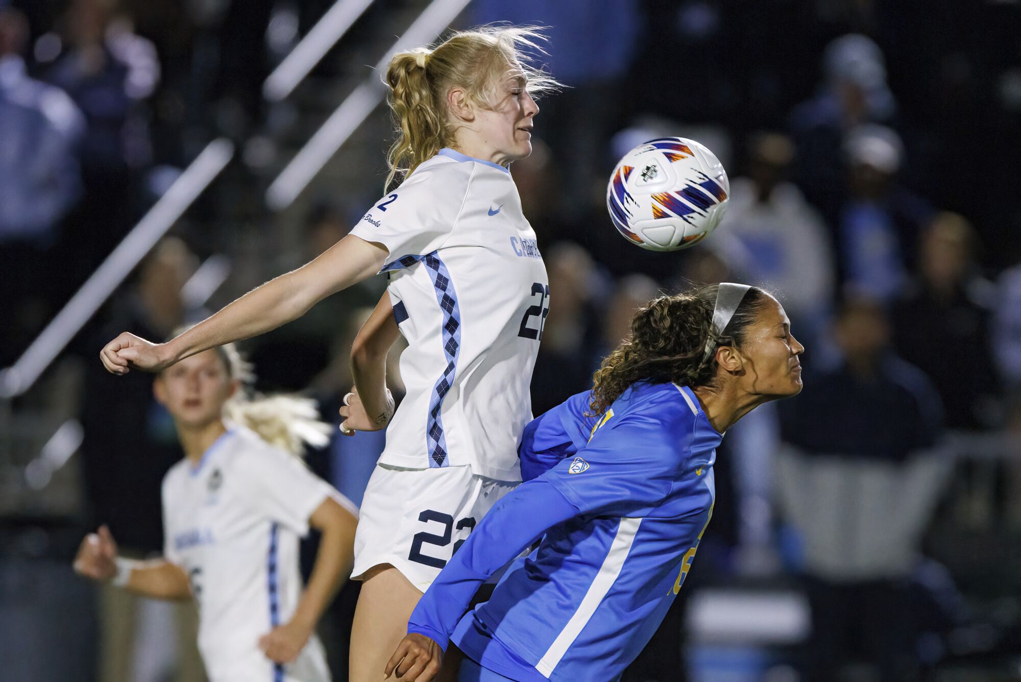 Kuzey Karolina'dan Tori Hansen (22) ve UCLA'dan Reilyn Turner top için mücadele ediyor.