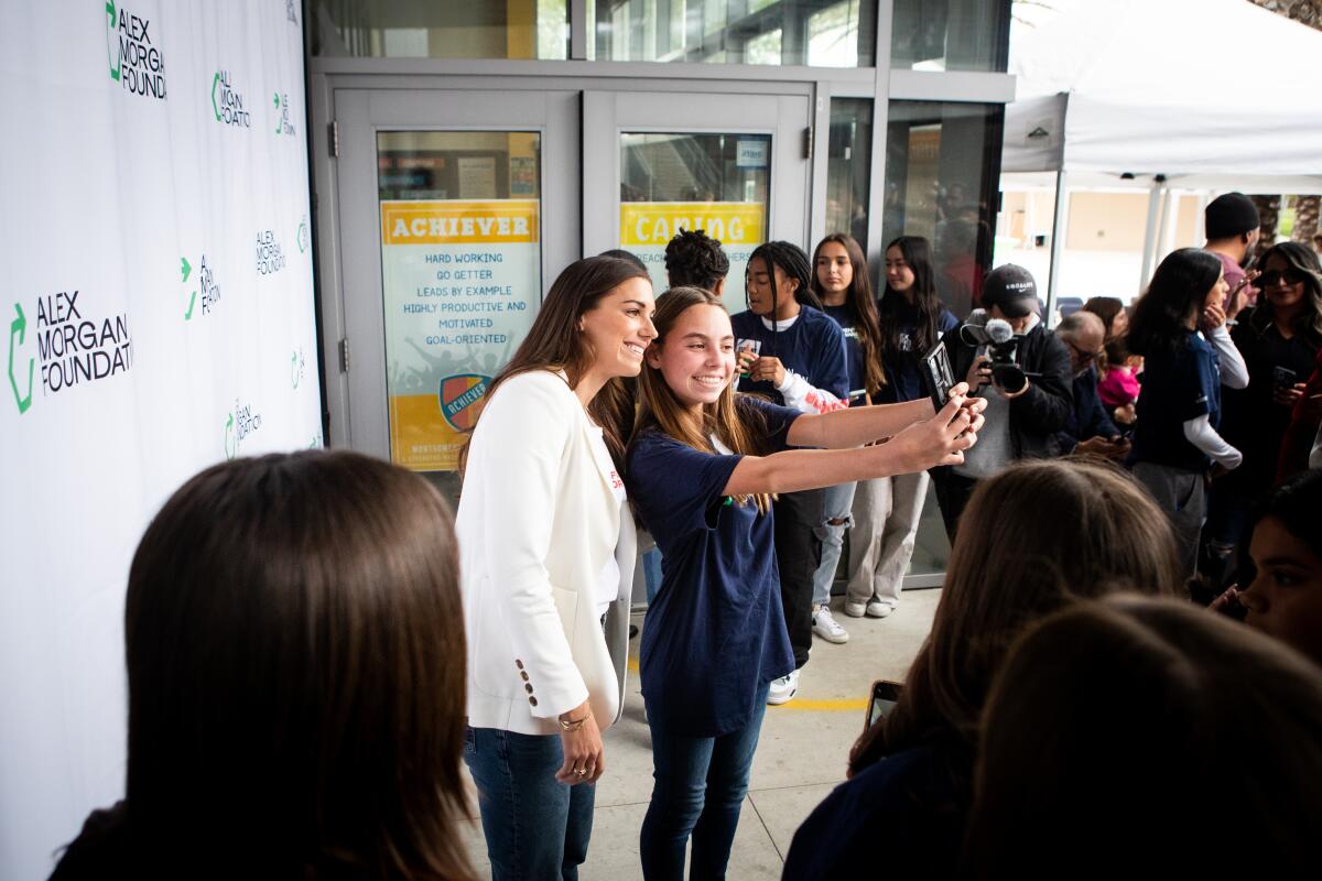 Alex Morgan posa para selfies