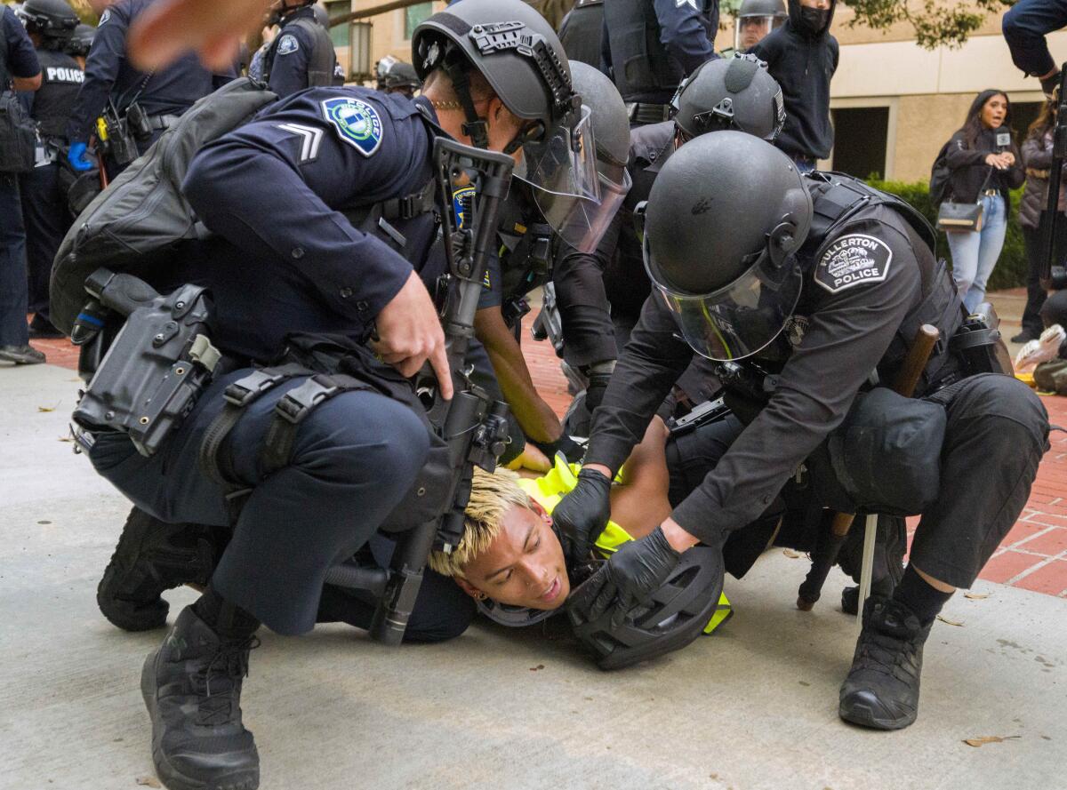 ARCHIVO - La policía tira al suelo a un manifestante pro-palestino para atarle las mu?ecas 