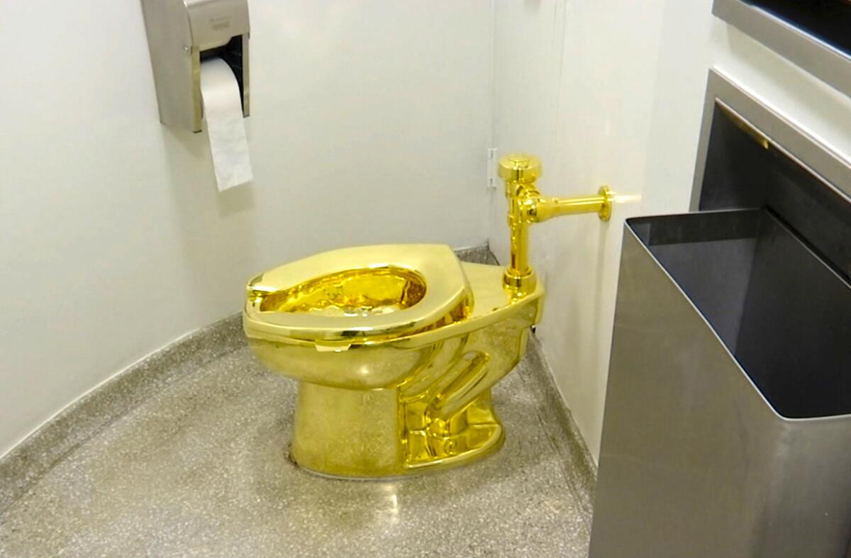 El inodoro de oro puro de 18 quilates, titulado 'América', de Mauricio Cattelan, valuado en más de 1 millón de dólares, fue robado del Palacio Blenheim, en Inglaterra, donde formaba parte de una exposición.