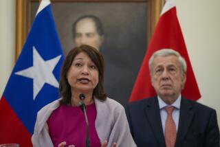 La ministra de Relaciones Exteriores de Perú, Ana Cecilia Gervasi, hace declaraciones a la prensa en Santiago, Chile, el martes 1 de agosto de 2023. A la derecha el ministro de Exteriores de Chile, Alberto Van Klaveren. (AP Foto/Esteban Felix)