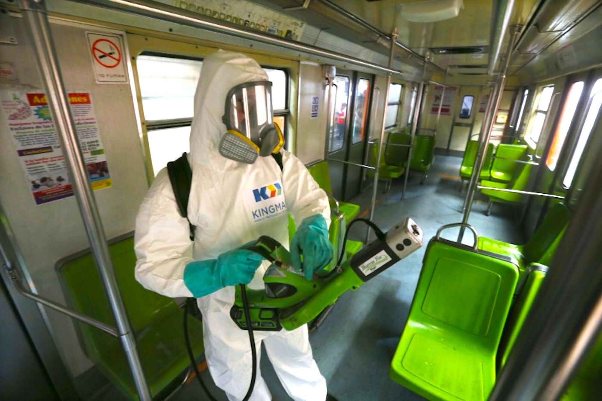 Un empleado de limpieza desinfecta un vagón del Metro en Ciudad de México.