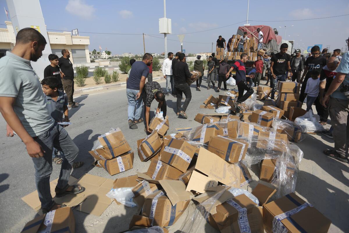 Palestinos saquean un camión con ayuda humanitaria cerca del paso fronterizo de Rafah,
