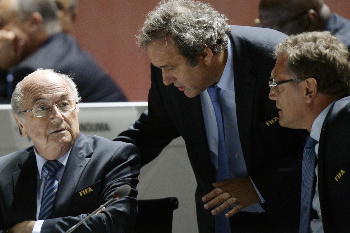 ARCHIVO - El presidente de la FIFA, Joseph Blatter (izquierda), el líder de la UEFA, Michel Platini (centro) 