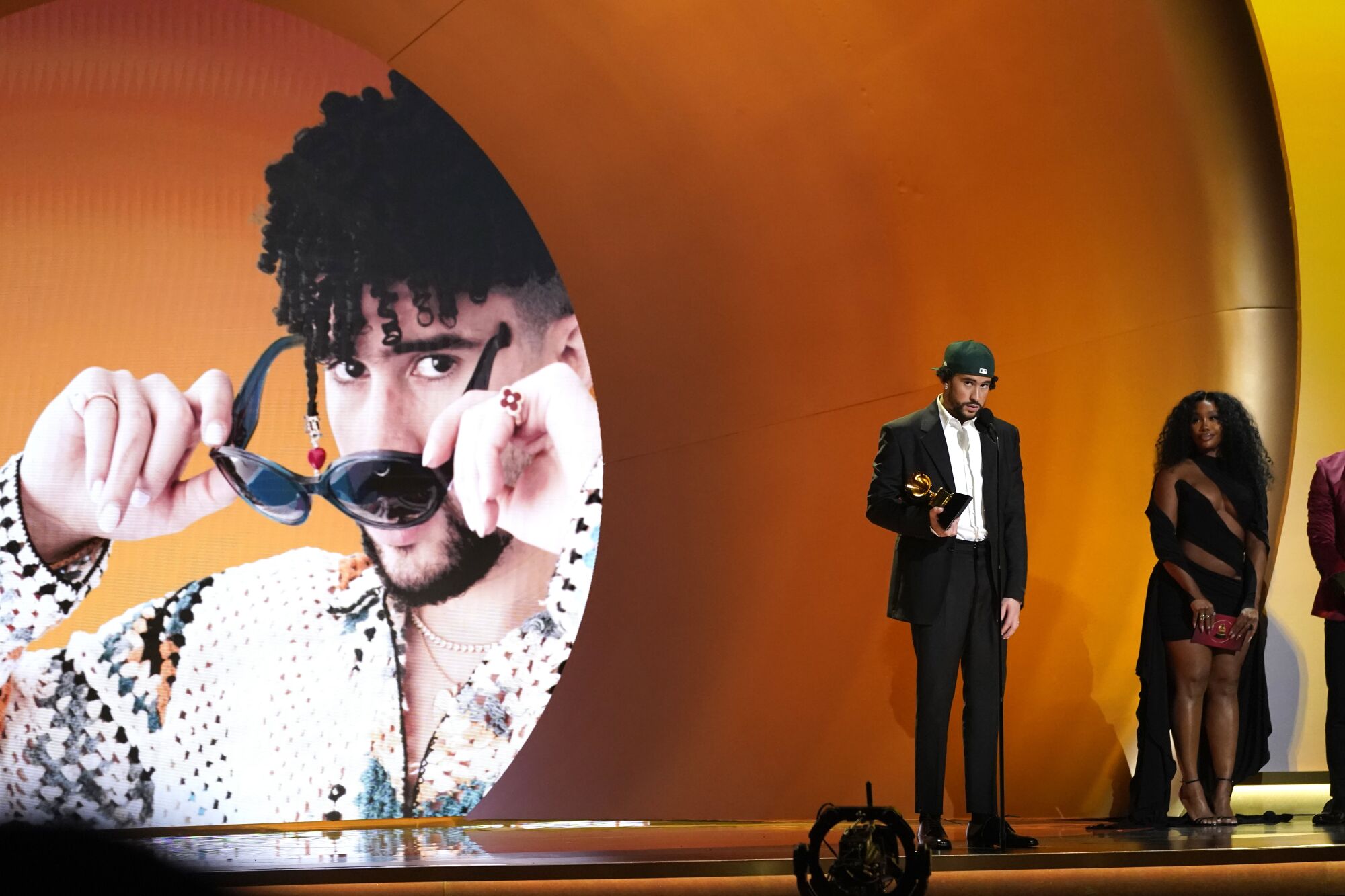 Bad Bunny acepta el premio al mejor álbum de música urbana por "Un Verano Sin Ti"