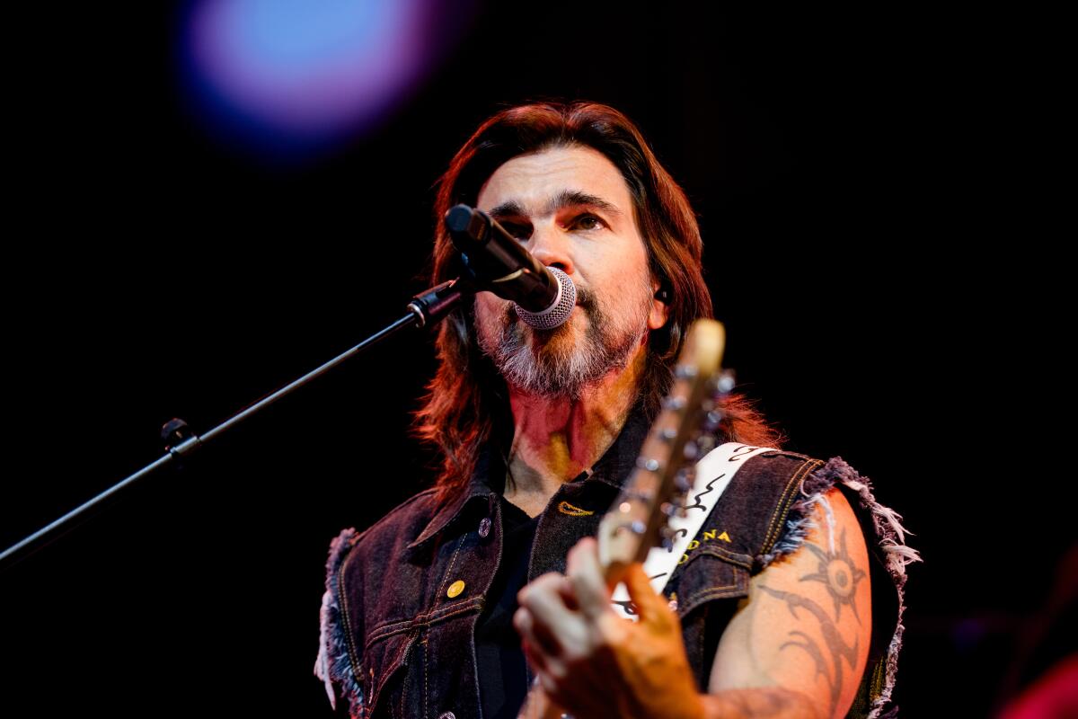 Juanes cantó con todo el público de Los Ángeles el éxito de Juan Gabriel, "Querida".
