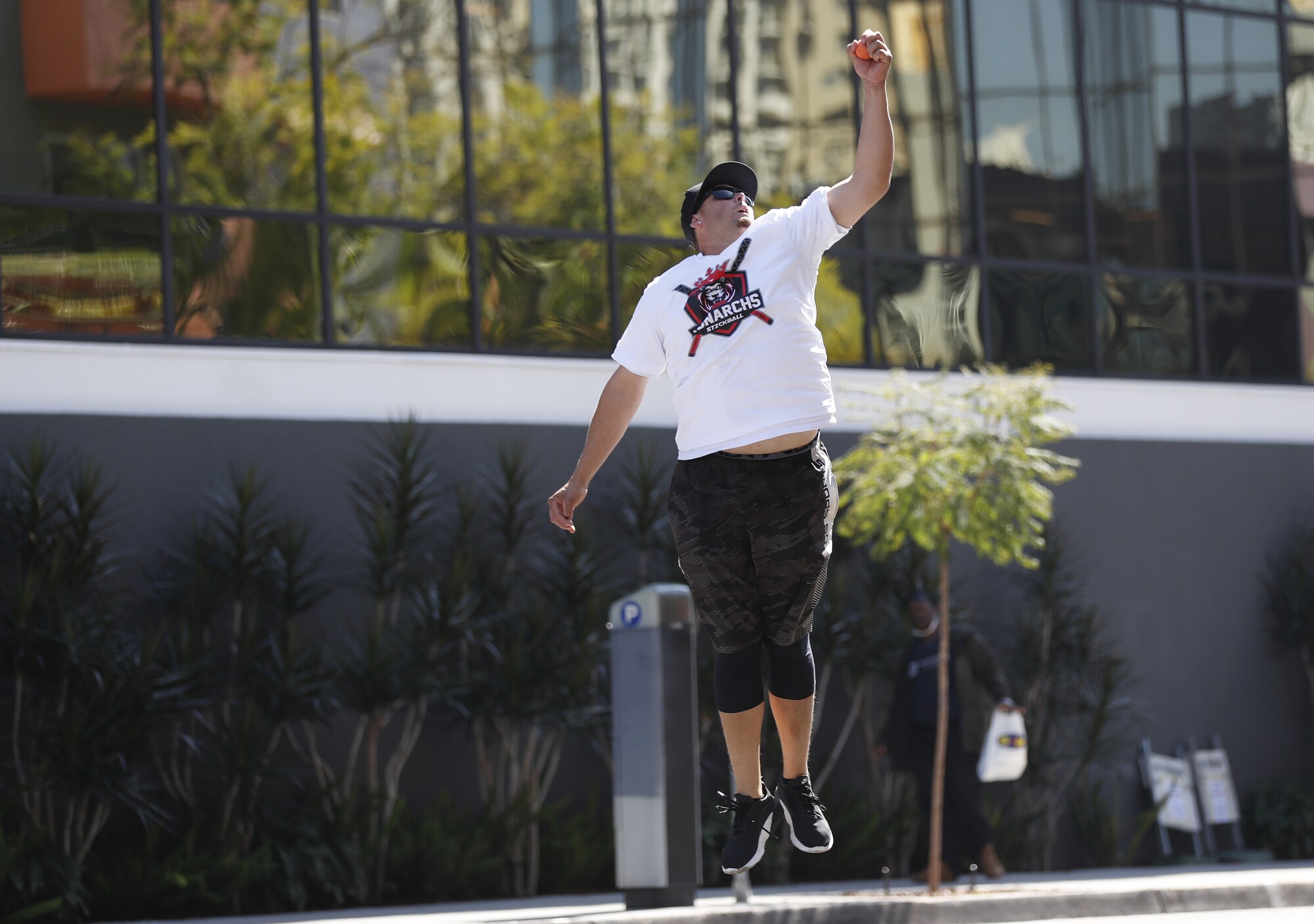 Julio Ortiz dei San Diego Monarchs fa un salto durante una partita di San Diego Stickball 