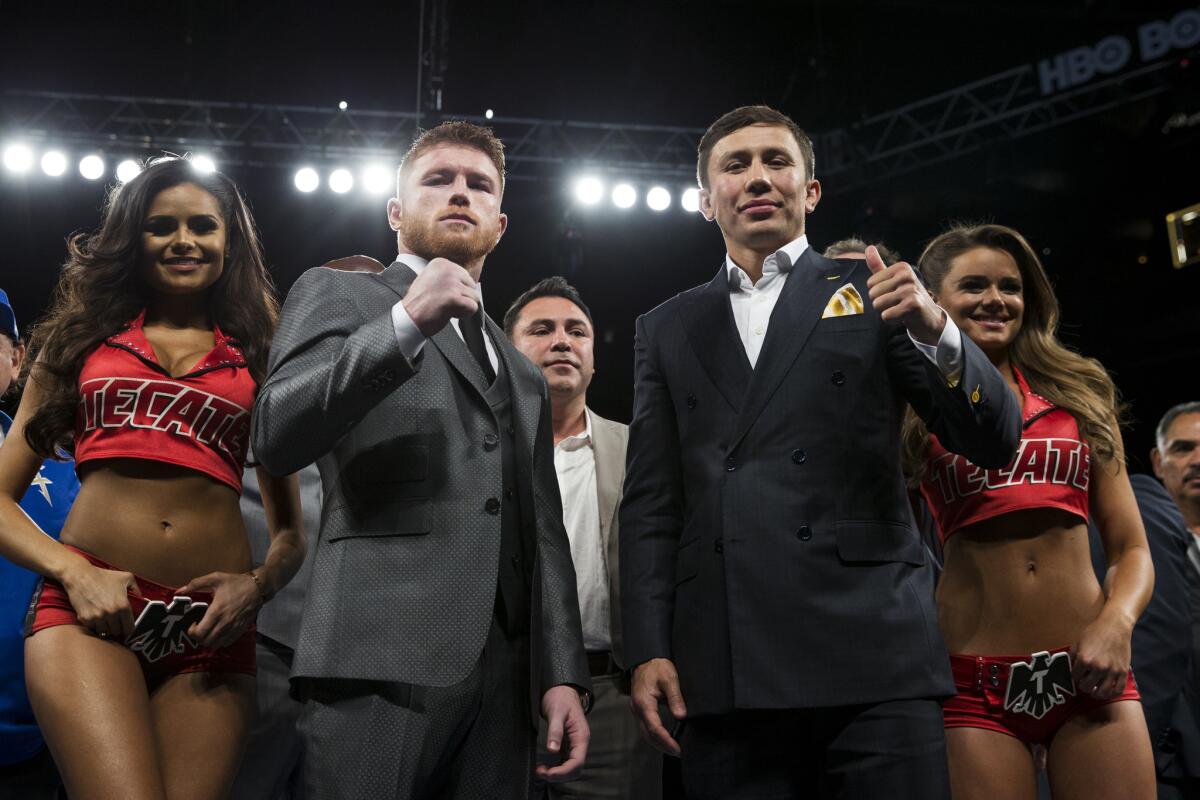 Saúl "Canelo" Alvarez (izquierda) y Gennady Golovkin posan el sábado 6 de mayo de 2017 en Las Vegas. (Erik Verduzco/Las Vegas Review-Journal via AP)