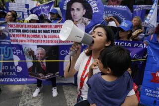 Familiares de presos se manifiestan a favor de la reforma al poder judicial propuesta por el gobierno, el miércoles 4 de septiembre de 2024, en Ciudad de 惭é虫颈肠辞. (Foto AP/Félix Márquez)