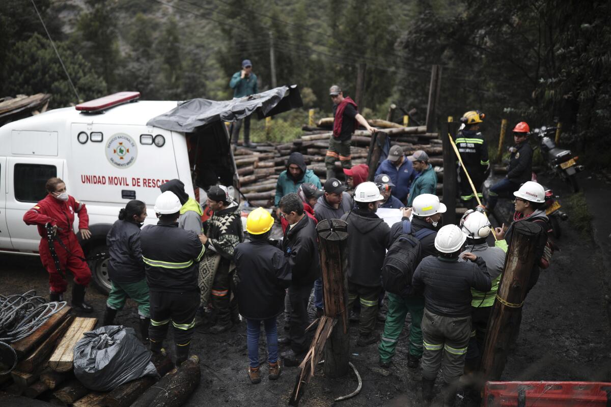 Personal de rescate reunido tras una explosión en una mina de carbón en Sutatausa, 