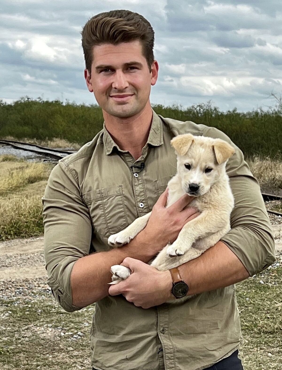 Fox News correspondent Bill Melugin with a rescue dog on the southern border.