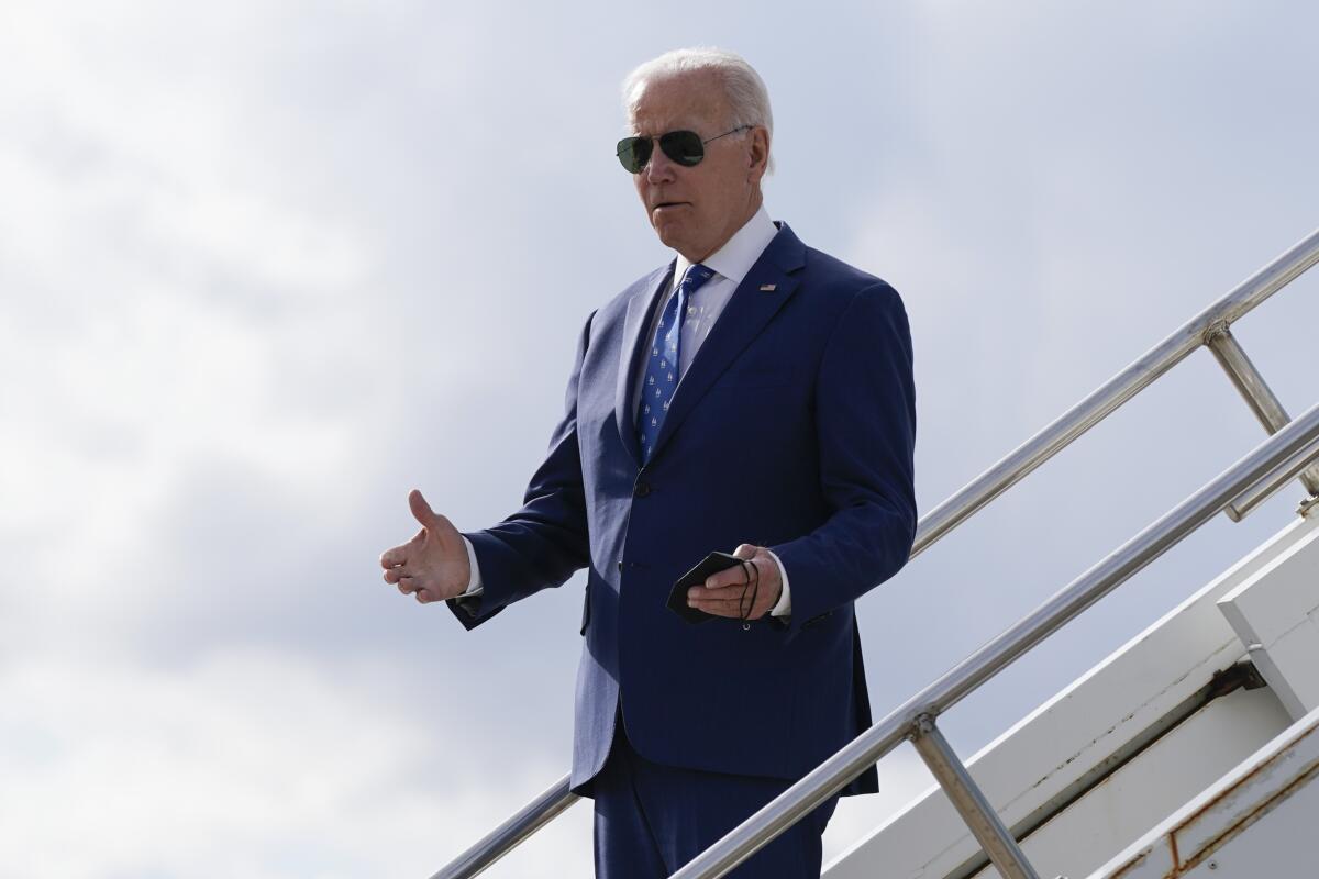 El presidente de Estados Unidos, Joe Biden, baja del avión Air Force One en el aeropuerto internacional