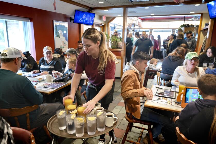 ARCHIVO - La mesera Rachel Gurcik atiende a los clientes del Gateway Diner en Westville, Pennsylvania, el 22 de octubre de 2023. (Tom Gralish/The Philadelphia Inquirer vía AP, Archivo)