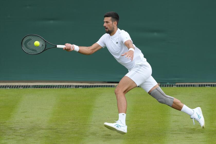 El serbio Novak Djokovic en una sesión de entrenamiento en la cancha 2 del All England Club antes del inicio de Wimbledon el viernes 28 de junio del 2024. (AP Foto/Kirsty Wigglesworth)