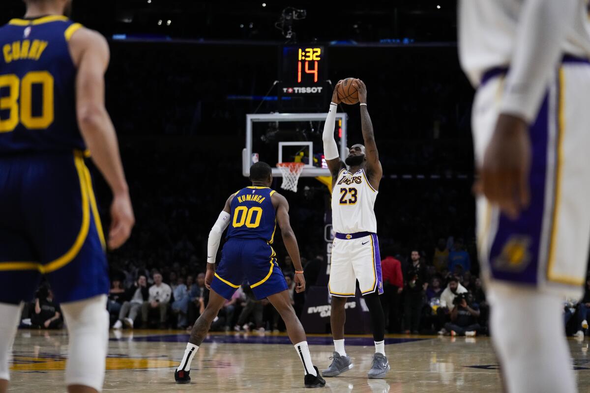 A estrela do Lakers, LeBron James, reage depois que o jogo foi interrompido devido a um mau funcionamento do cronômetro.