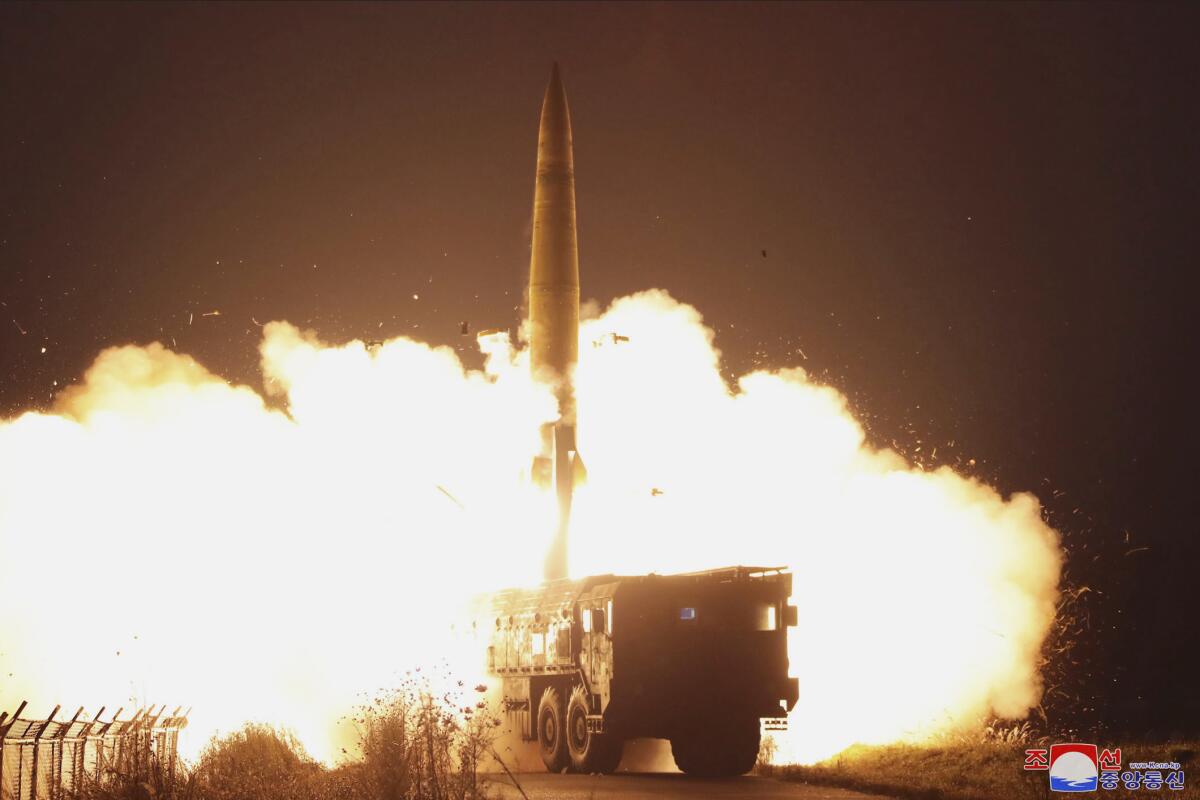 Esta fotografía facilitada el 10 de octubre de 2022 por el gobierno norcoreano muestra la prueba de un misil en un lugar