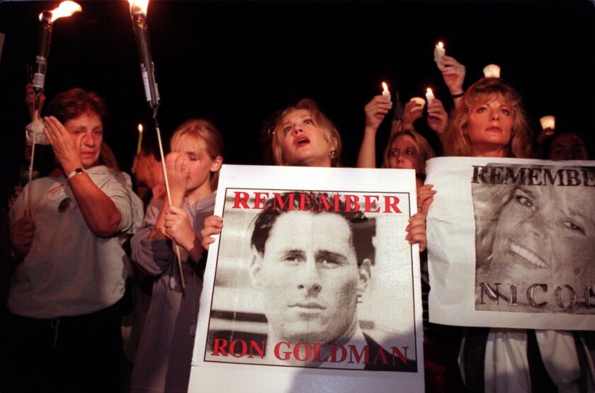  1995年10月7日、殺人現場近くでニコール・シンプソン・ブラウンとロン・ゴールドマンのためにキャンドルライトの祈祷が行われる。