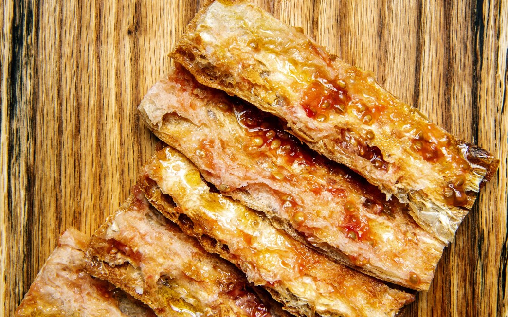 Pan con tomate prepared by chef Aitor Zabala at Somni restaurant.