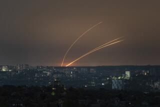 Cohetes rusos lanzados contra Ucrania desde la región rusa de Belgorod, vistos desde Járkiv, Ucrania, el jueves 18 de abril de 2024. (AP Foto/Evgeniy Maloletka)
