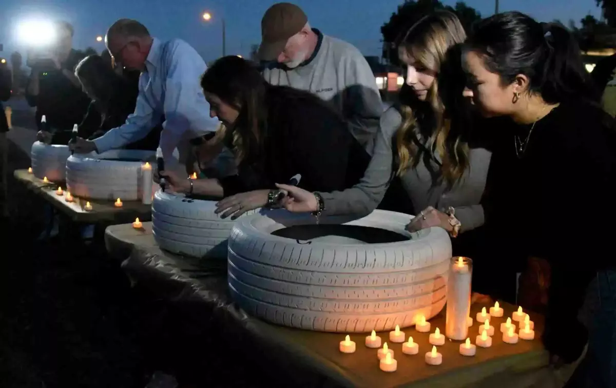 Amigos y familiares se reúnen cerca de la Universidad Pepperdine un mes después de la muerte de cuatro estudiantes