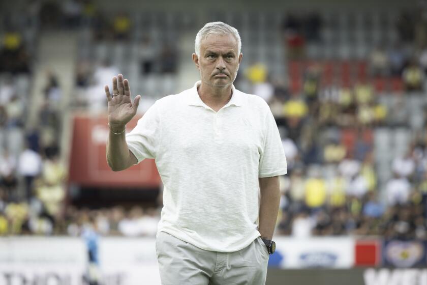 El entrenador del Fenerbahçe, José Mourinho, saluda antes del partido de ida de la segunda ronda de clasificación de la Liga de Campeones de la UEFA entre el FC Lugano de Suiza y el Fenerbahçe de Estambul de Turquía en el Stockhorn Arena en Thun, Suiza, el martes 23 de julio de 2024. (Peter Klaunzer/Keystone vía AP)