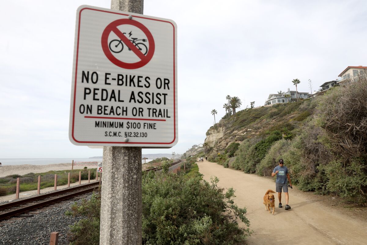 Sebuah tanda dipasang di San Clemente Pedestrian Beach Trail.