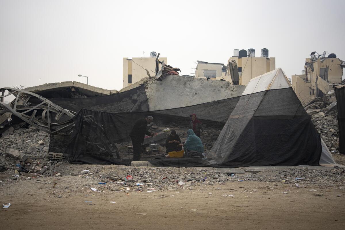 Palestinos desplazados por los bombardeos israelíes sobre la Franja de Gaza