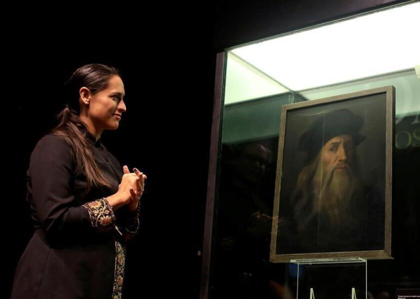 Una mujer observa la obra "Tavola Lucana" hoy, lunes 9 de julio de 2018, que se exhibe en la Galería del Palacio Municipal de Puebla (México). EFE