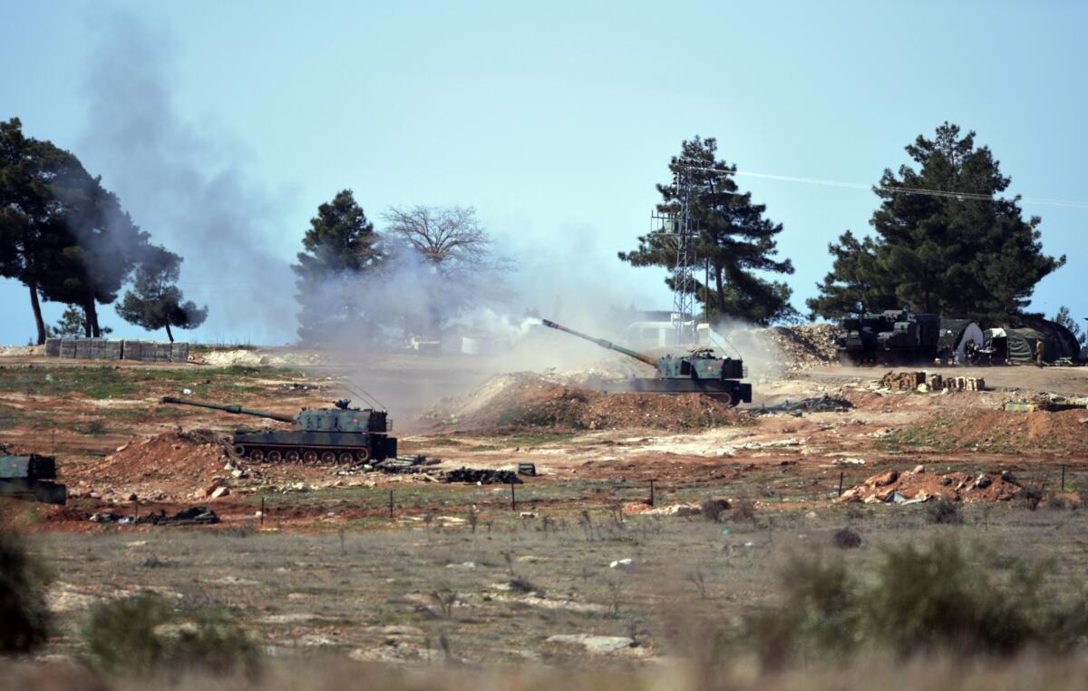 Un tanque dispara un cohete de artillería turco disparado desde la localidad fronteriza de Kilis hacia el norte de Siria. (Foto AP/Halit Onur Sandal)