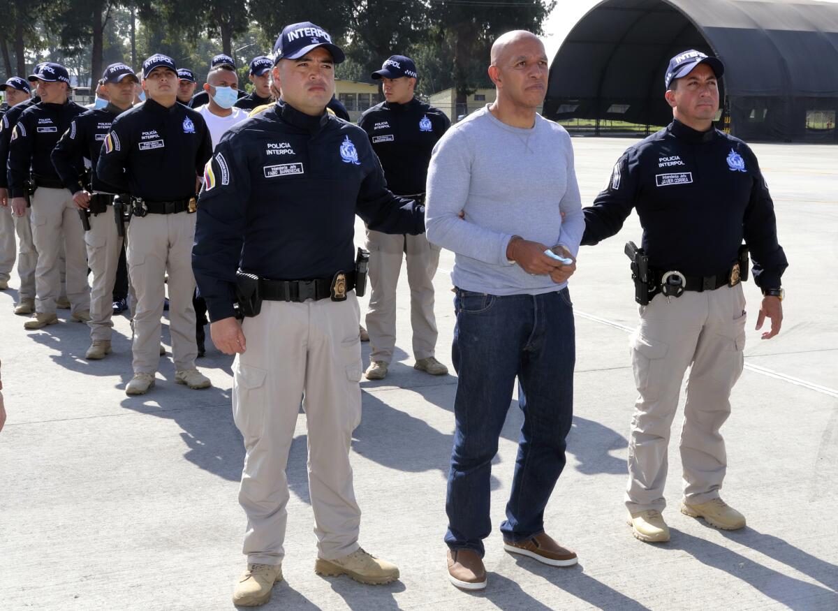 En esta foto proporcionada por la oficina de prensa de la Policía de Colombia, agentes escoltan a Álvaro Córdoba 