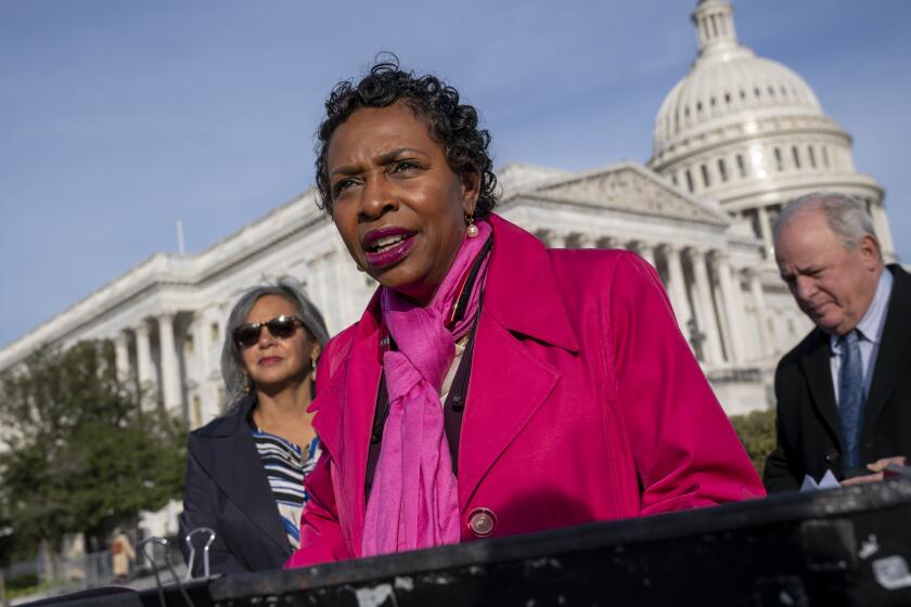 ARQUIVO - A deputada Yvette Clarke, de Nova York, fala em uma entrevista coletiva em Washington, 4 de novembro de 2021. Clarke e a senadora Amy Klobuchar, de Minnesota, enviaram uma carta na quinta-feira ao CEO da Meta, Mark Zuckerberg, e à CEO do X, Linda Yaccarino, pedindo que cada um explique qualquer regras que estão elaborando para coibir anúncios eleitorais gerados por IA que enganam as pessoas.  (Foto AP / J. Scott Applewhite, Arquivo)