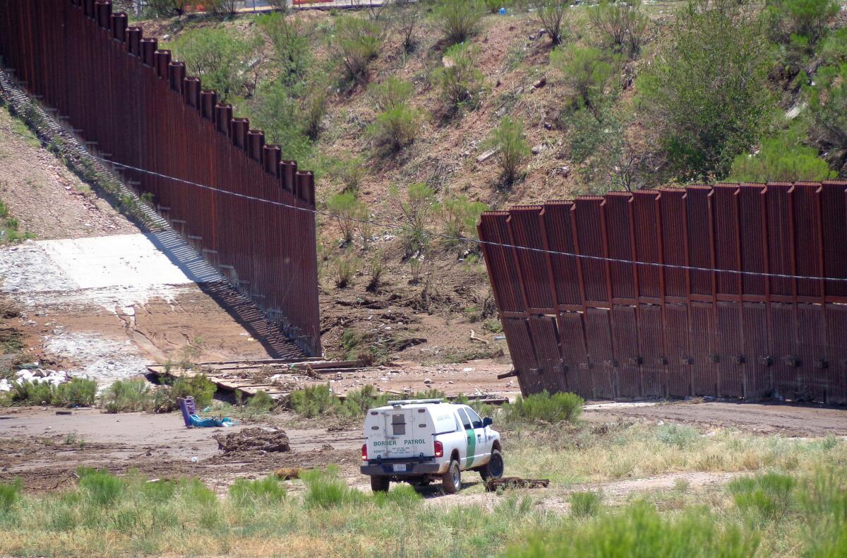 Los hechos sucedieron el pasado sábado, cuando agentes detectaron al grupo mientras caminaba a siete millas al este del Puerto de Entrada de Columbus, frontera con el estado mexicano de Chihuahua.