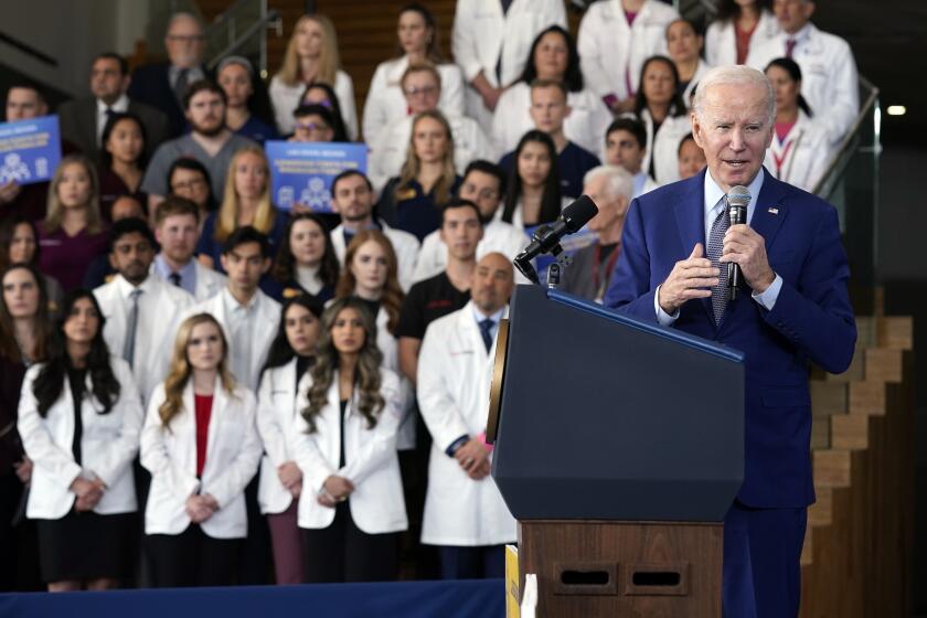 El presidente Joe Biden habla sobre los costos de la atención médica y los medicamentos, el miércoles 15 de marzo de 2023, en la Universidad de Nevada, campus Las Vegas. (AP Foto/Evan Vucci)