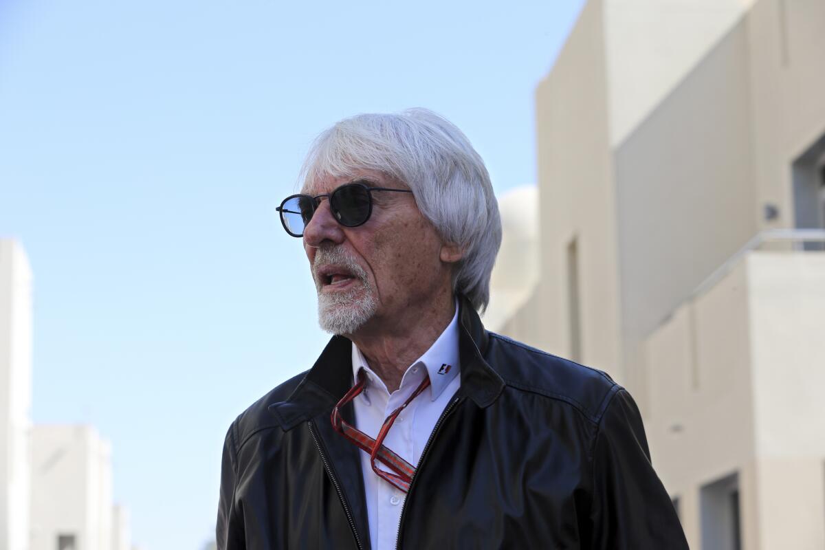 ARCHIVO - Bernie Ecclestone, ex jefe de la Fórmula Uno, camina en el paddock del circuito Yas Marina 