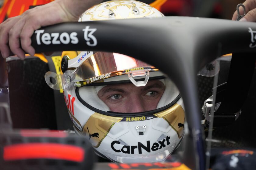 El piloto holandés Max Verstappen, de Red Bull, se prepara para una sesión de práctica del Gran Premio de Singapur de la Fórmula Uno, en el circuito callejero de Marina Bay en Singapur, el viernes 30 de septiembre de 2022. (AP Foto/Vincent Thian)