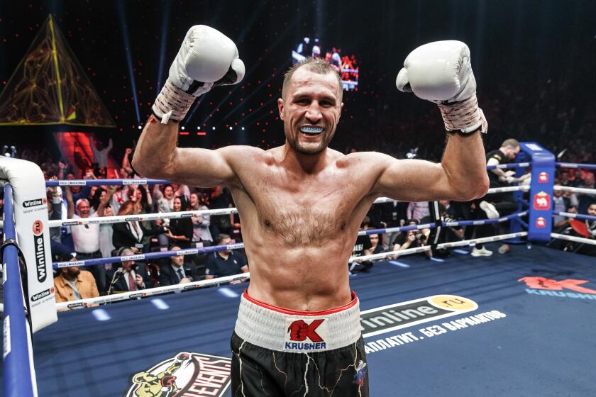 ARCHIVO - En esta fotografía del sábado 24 de agosto de 2019, el ruso Sergey Kovalev celebra tras vencer al británico Anthony Yarde en su pelea para retener el título de peso semipesado en Chelyabinsk, Rusia. (AP Foto/Anton Basanaev, Archivo) ** Usable by HOY, ELSENT and SD Only **