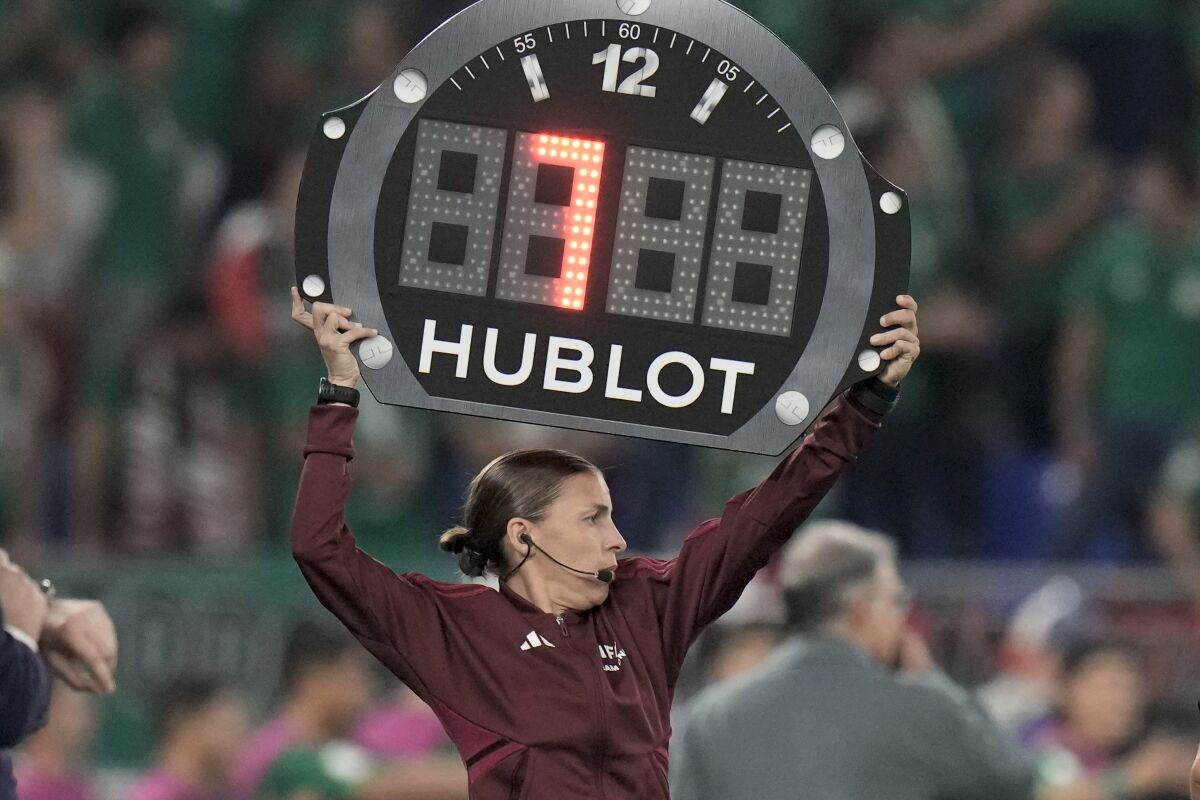 La árbitro asistente Stephanie Frappart, de Francia, muestra un cartel con siete minutos de tiempo añadido 
