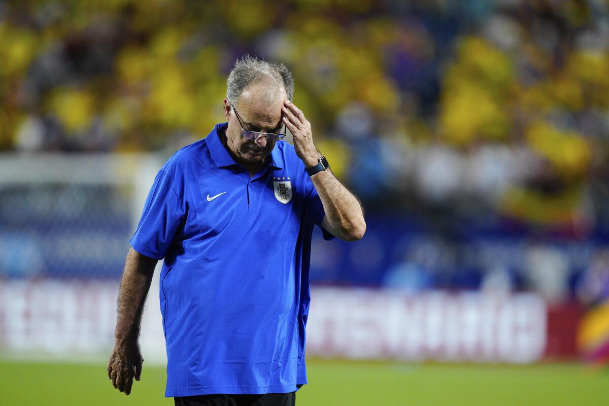 El seleccionador de Uruguay Marcelo Bielsa reacciona tras la derrota en semifinales