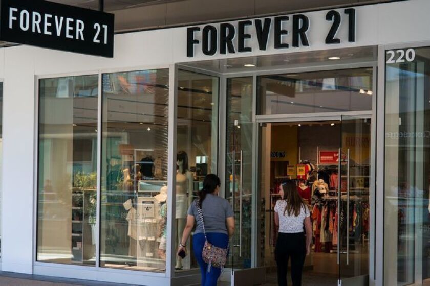Los compradores entran a la tienda Forever 21 en el centro comercial Santa Monica Place el jueves. Muchos consumidores jóvenes están migrando a otros minoristas, especialmente a los comercios en línea. (Kent Nishimura / Los Angeles Times)