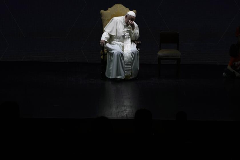 El papa Francisco gesticula durante un encuentro anual de organizaciones profamilia en el Auditorio de la Conciliación, en Roma, el 10 de mayo de 2024. (AP Foto/Alessandra Tarantino)
