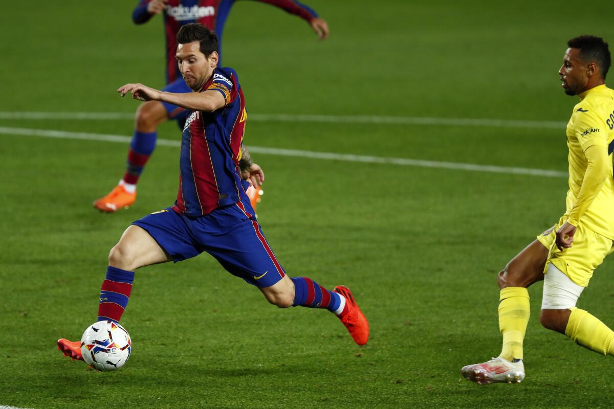 Lionel Messi avanza con el balón frenta a Francis Coquelin del Villareal