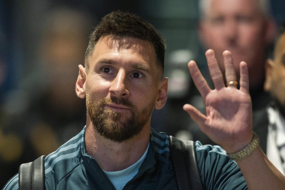 El delantero argentino Lionel Messi saluda al llegar a la Red Bull Arena para el partido amistoso contra Jamaica